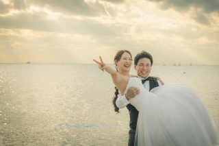 「まるで映画のワンシーン。オレンジ色に染まる海辺で洋装フォト」