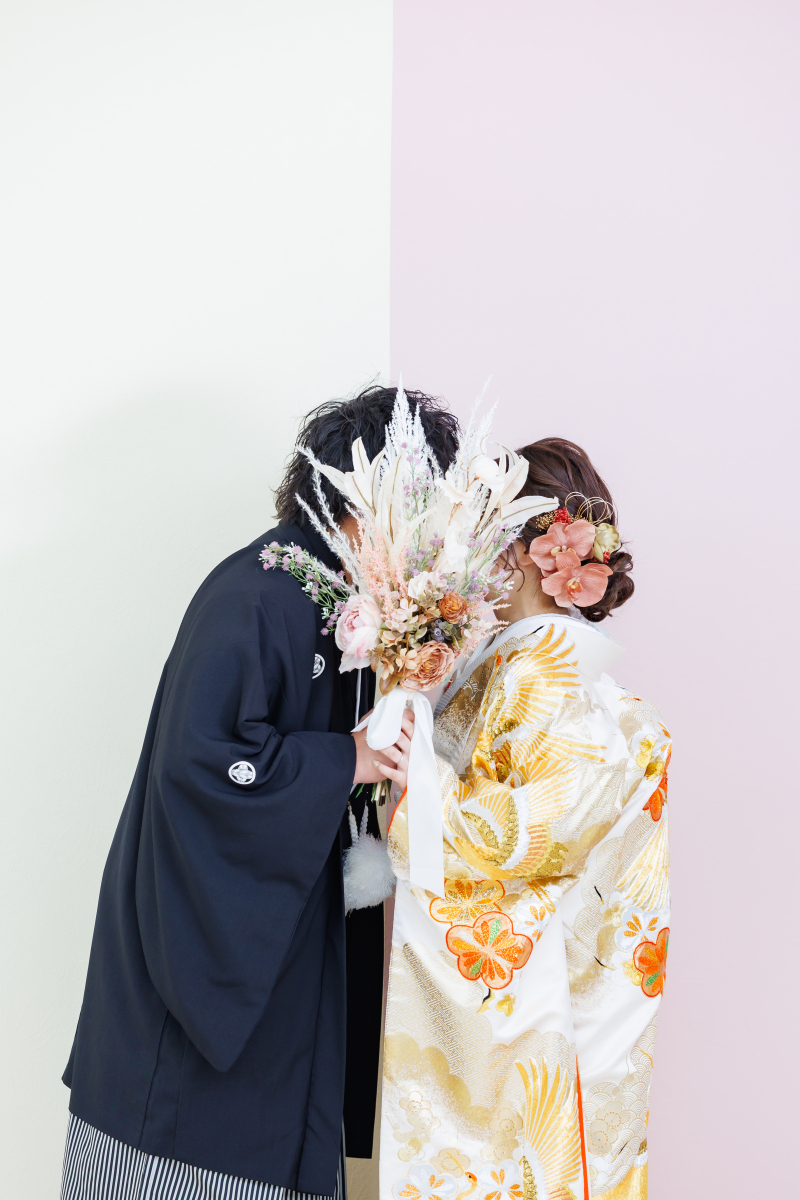 ブーケで顔を隠して