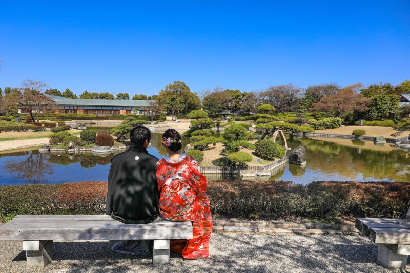 庭園眺めてる後ろ姿