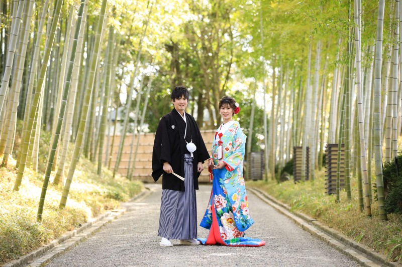 竹林でフォーマルポーズ