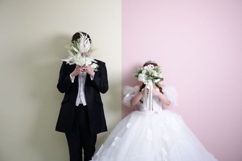 顔を隠して・・・