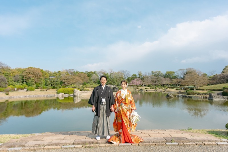 広い庭園を背景に