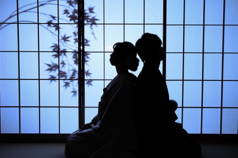 紅葉をバックに