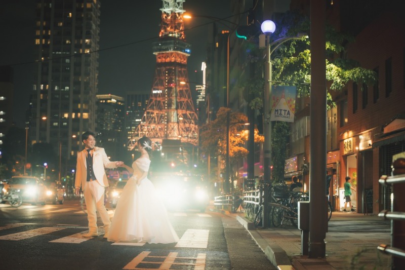 都会の喧騒と特別な一瞬