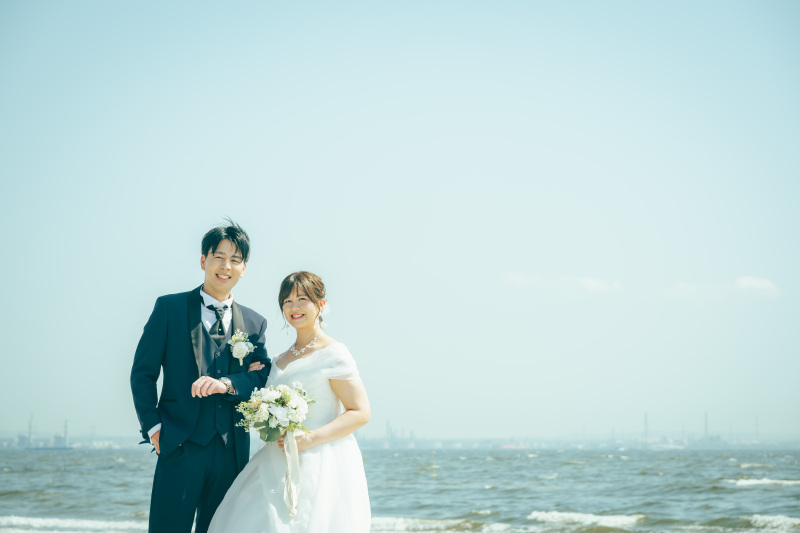 海辺に広がる、おふたりの笑顔