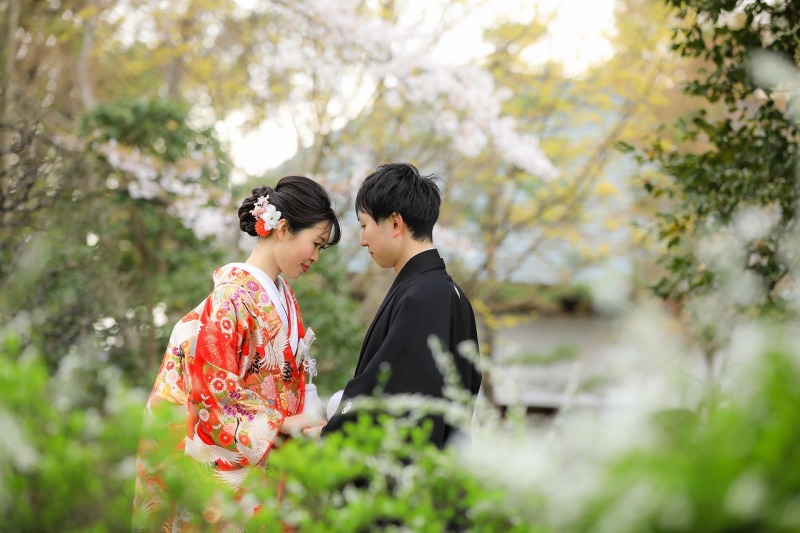 手を取り合って