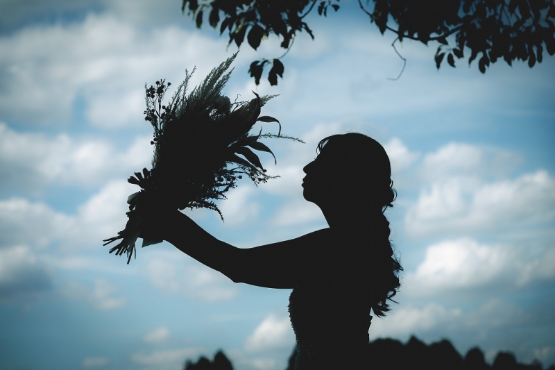 空に溶け込む新婦様ソロシルエット