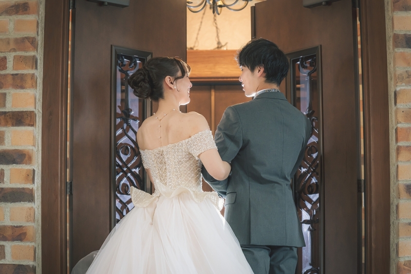 レンガ造りの扉、そしてお二人の見つめ合う一枚