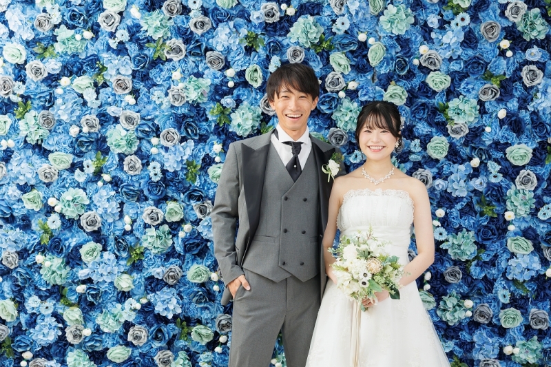 お花の壁の前で撮影♪