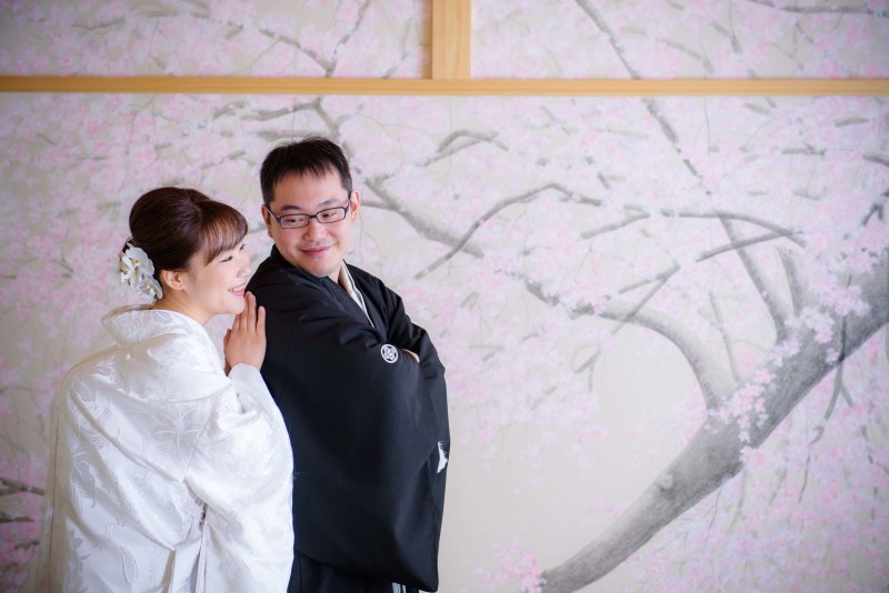 桜の前で寄り添って・・