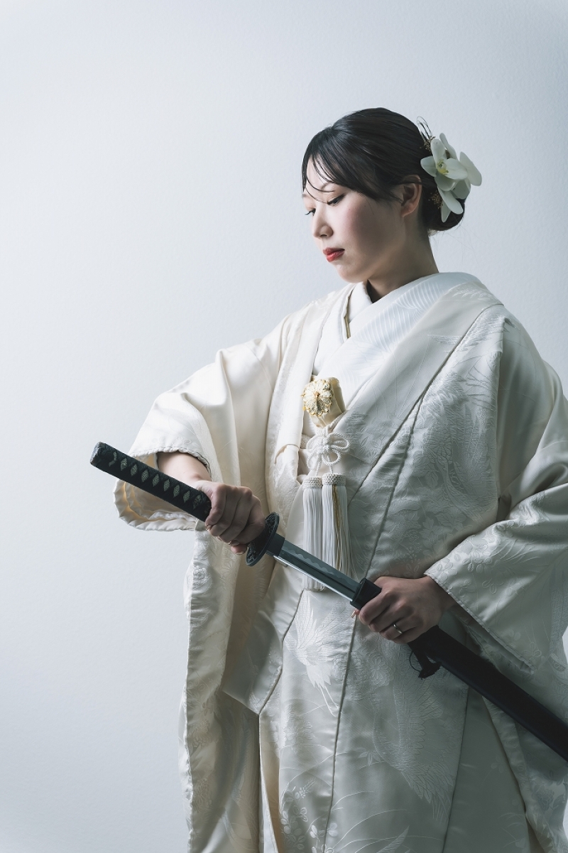 白き纏いに、凛とした志を