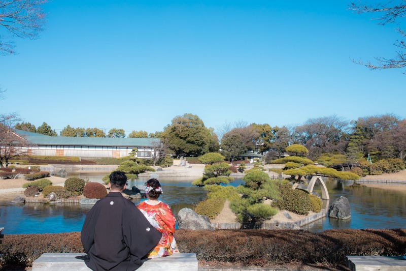 庭園を眺める二人