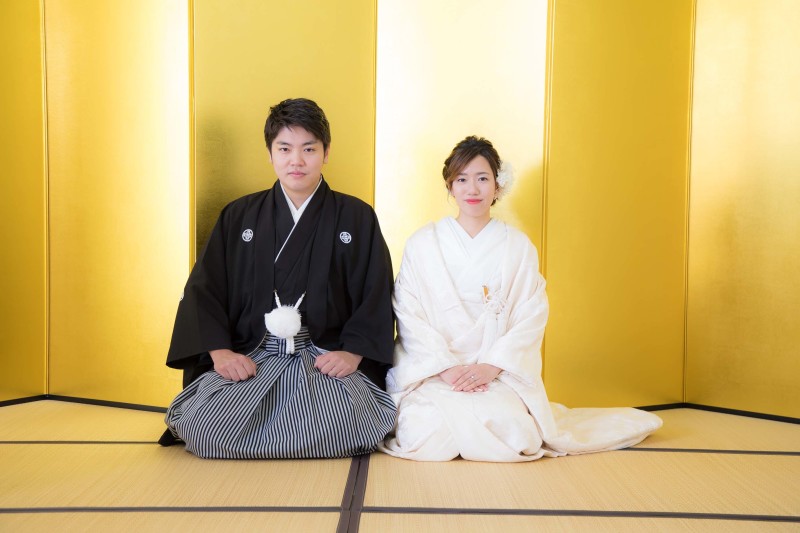 金屏風で正座です！