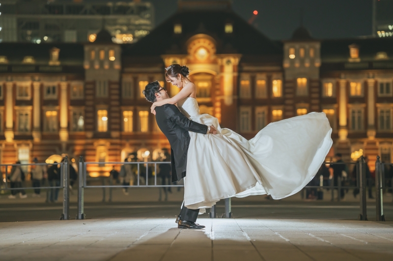 丸の内駅舎を背に、映画のワンシーンのような一枚を