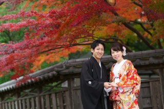 花田苑の入り口で紅葉と