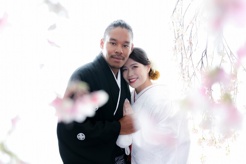 桜の下で寄り添って