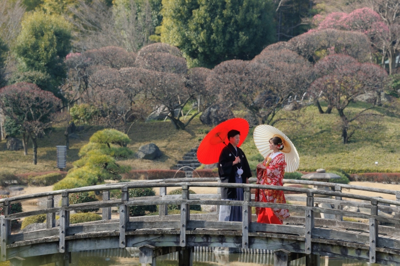広い庭園内にある太鼓橋での1枚