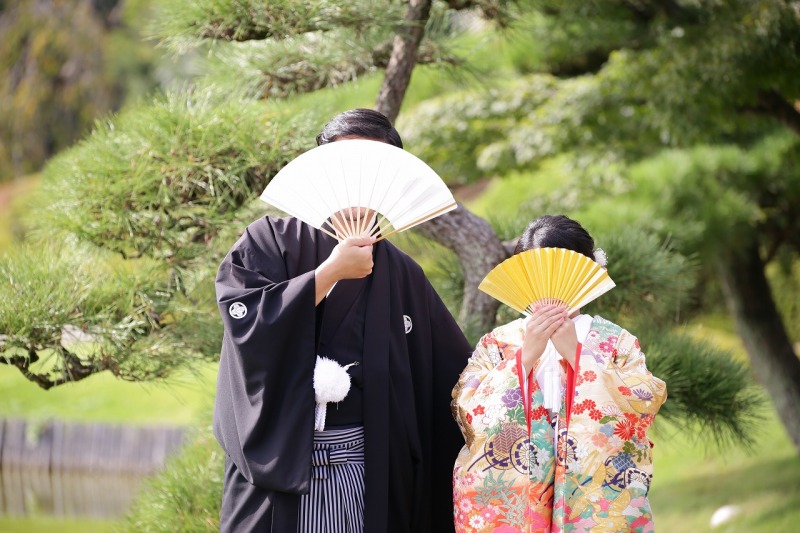 おふたりで顔を隠しながら