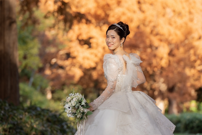 秋の光に包まれた新婦様ソロショット♡