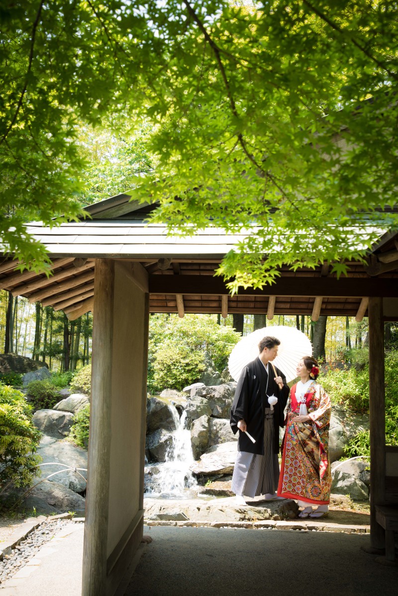 滝の前で見つめあい