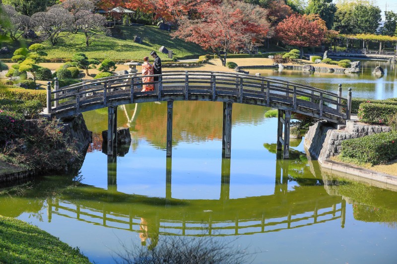 太鼓橋で寄り添って