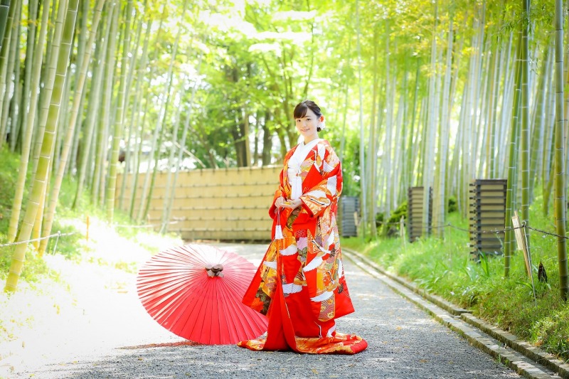 庭園の緑に映える赤系