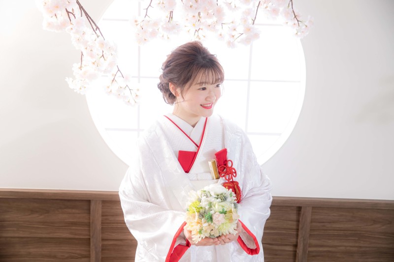 真っ白な白無垢に差し色を入れて・・