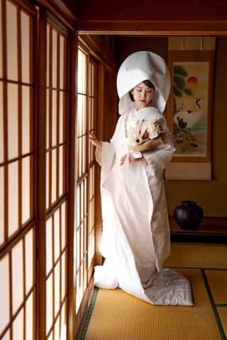 新婦様の緊張感さえも、優しさに変えて切り取る。人生の門出にふさわしい、透明感溢れる世界観を創り出します。