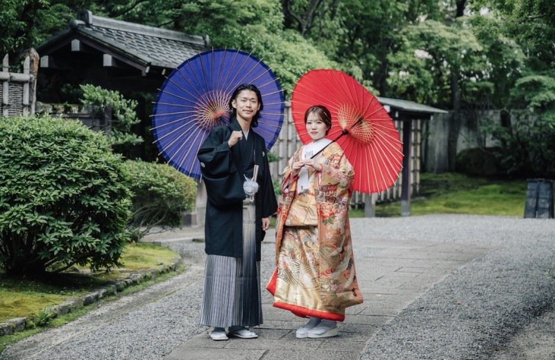 青と赤の和傘で彩る庭園散策
