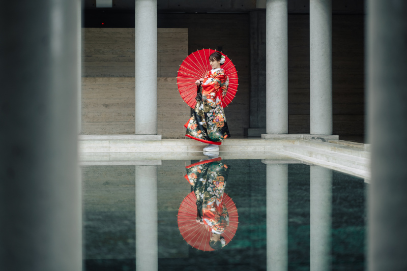 鮮やかな色打掛が主役。水辺に佇むソロショット