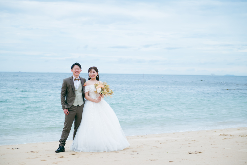 海と空、そしてお二人の笑顔。ビーチフォト