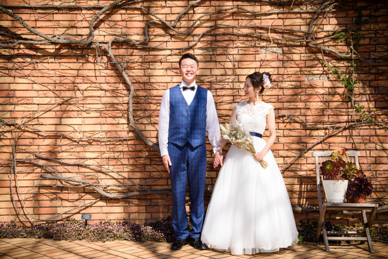 レンガの壁をバックに