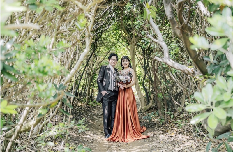 海岸沿いの秘密の抜け道。緑のトンネルで自然体