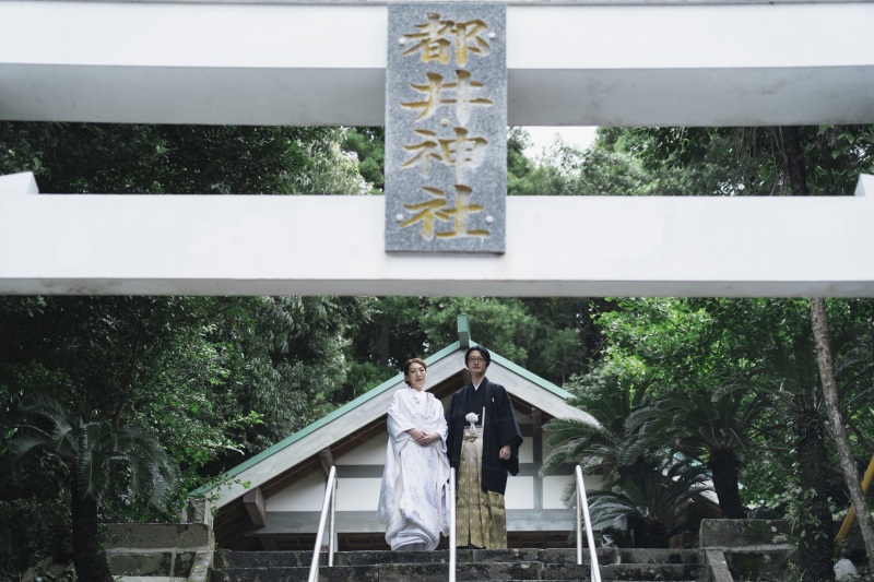 神社にて厳かに誓う夫婦の姿