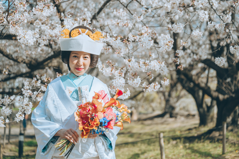春の陽光に輝く、白無垢&times;角隠しの気品溢れるソロ