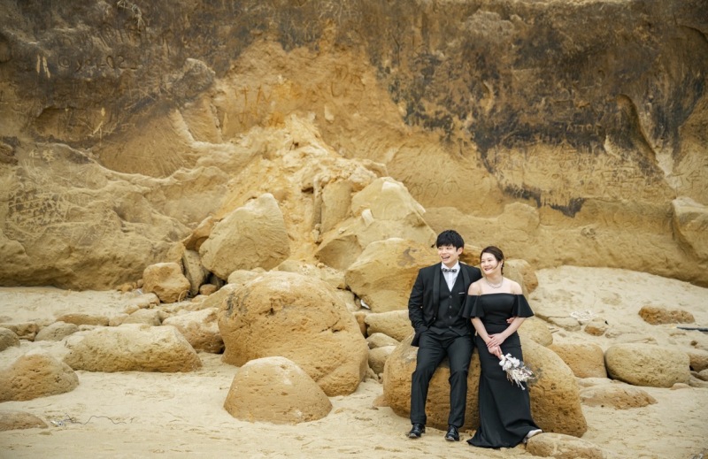 岩場で魅せる！洗練された黒ドレス撮影