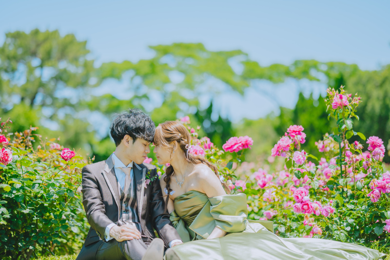 バラに囲まれて。おでこを寄せる、柔らかな時間