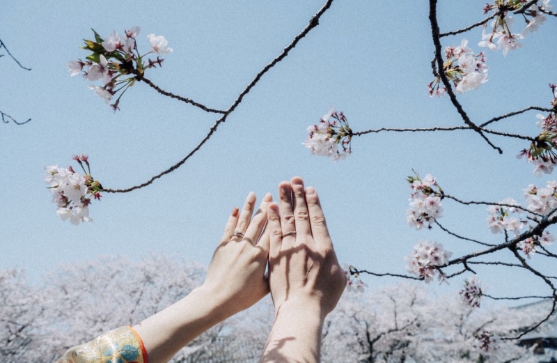 青空&times;桜&times;指輪！おしゃれなお手元ショット