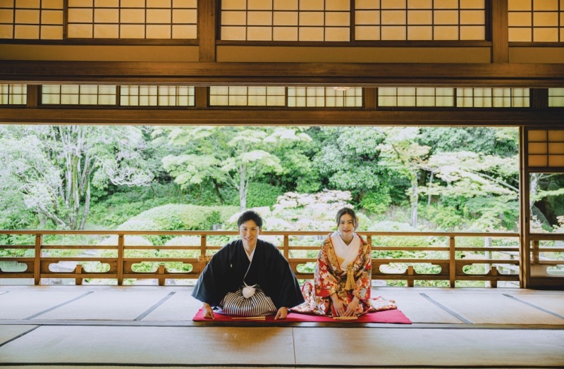 歴史ある大広間で。庭園を背景に凛とした正座姿