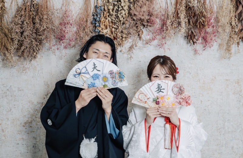 扇子で顔を隠す、お茶目なスタジオカット