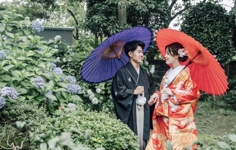 アジサイと和傘、情緒あふれる景色