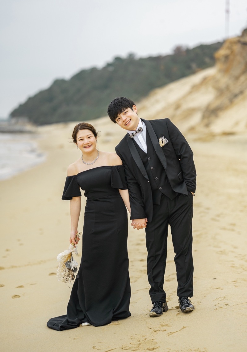 奈多海岸の開放的な砂浜で、自然体の二人を