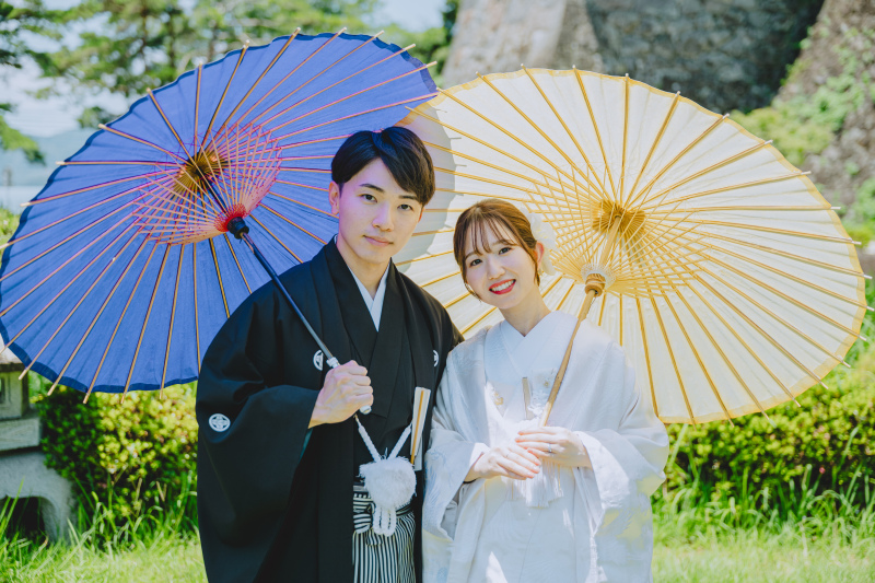 和の情緒たっぷり！番傘を手に笑顔でポーズ