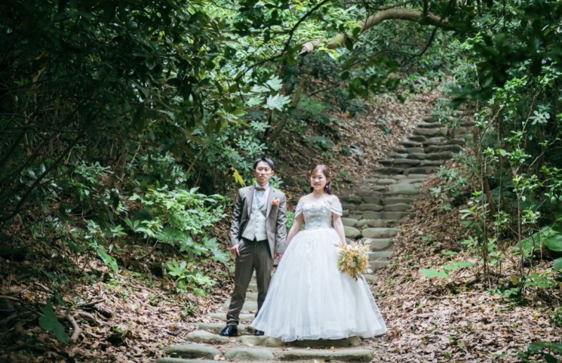 まるで映画のワンシーン。森の階段で