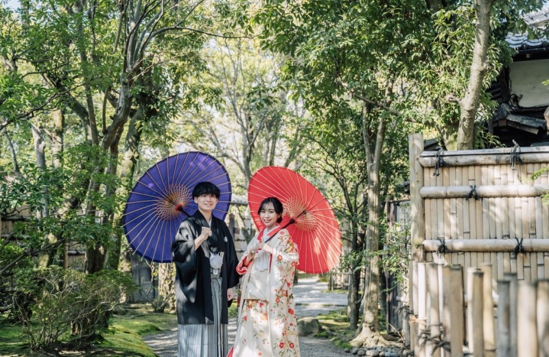 瑞々しい緑の中を、お二人で歩む道