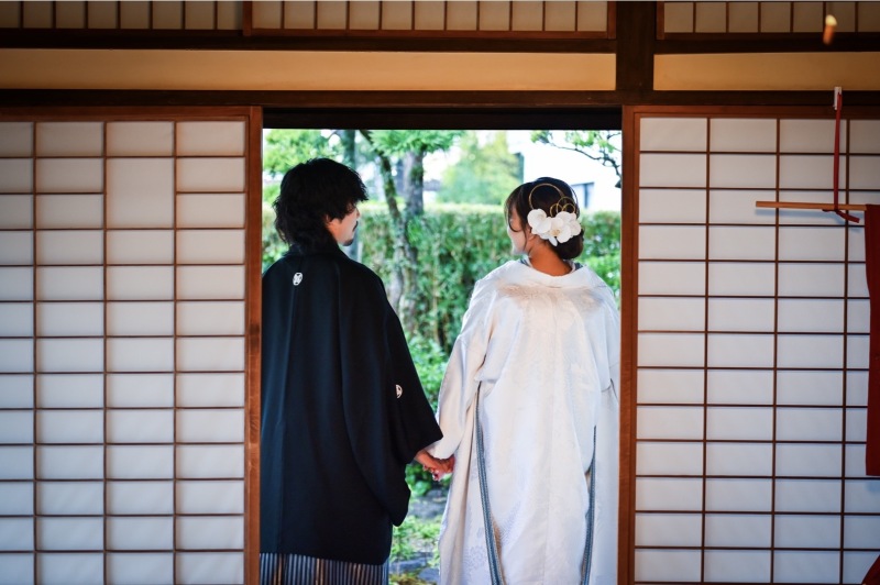 寄り添い、歩む未来。後ろ姿に込めた想い