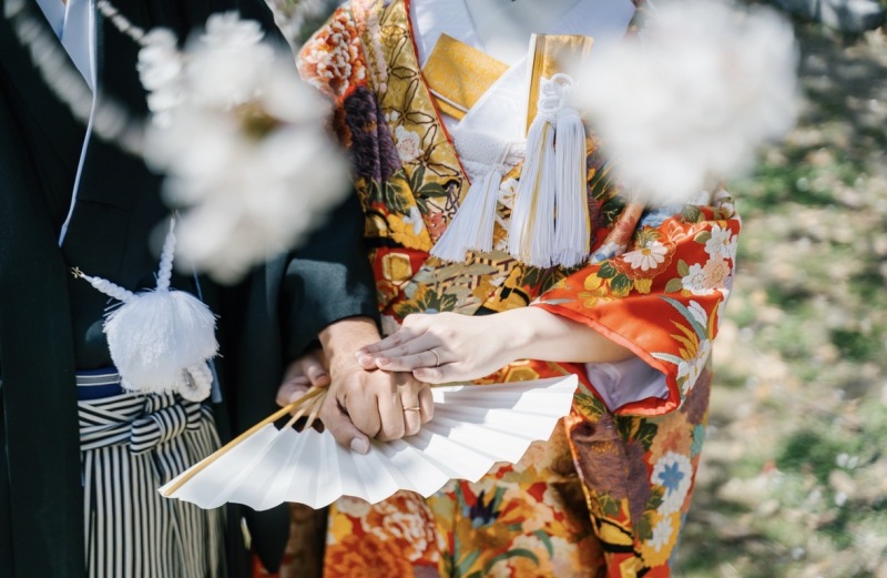 桜に添えて。夫婦の絆を感じるお手元ショット