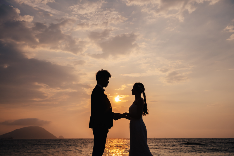 夕暮れ時の魔法。ドラマチックなサンセットショット