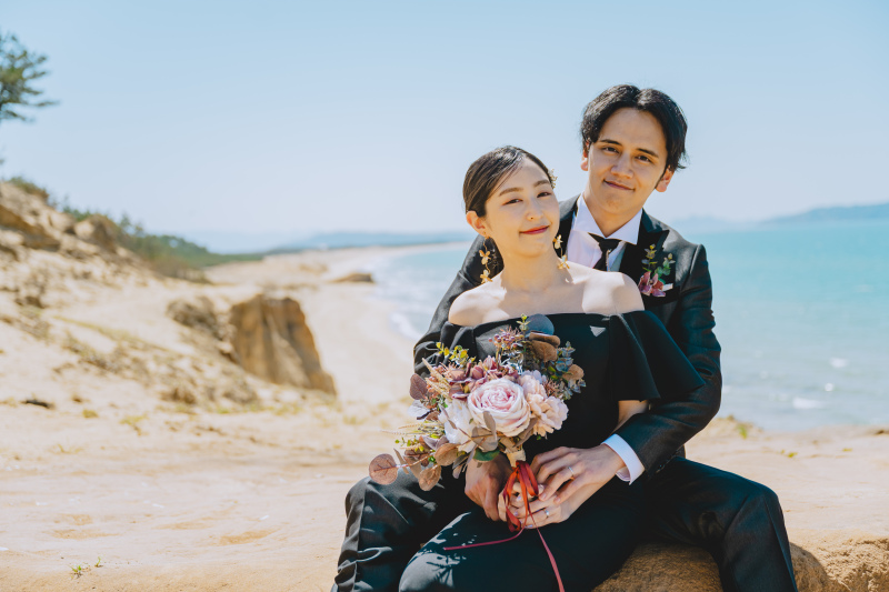 海を見渡すロケ。大人なブラックドレス姿