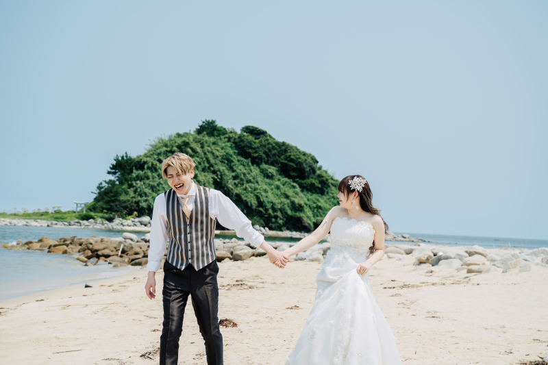 青空の下、笑顔全開で手繋ぎショット！